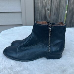 Frye Womens 7.5 Carly Boot Black Leather solid pull on round toe ankle